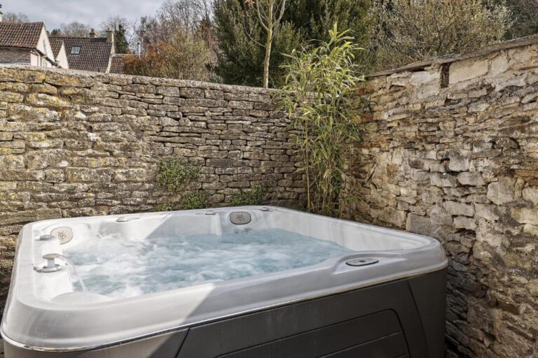 beautiful lodges with private hot tub in Cotswold 4