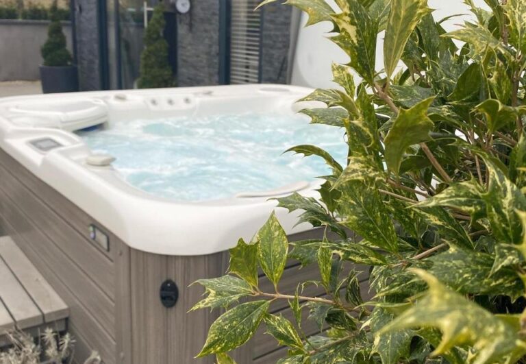 cabins and lodges in Norfolk with private hot tub