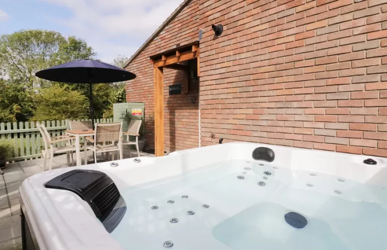 cabins and lodges with a private hot tub in Essex