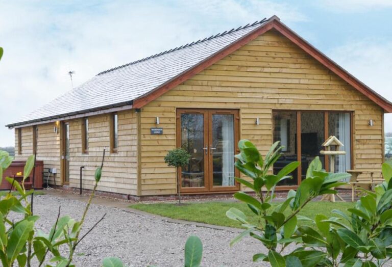 cabins with hot tub in Peak District 2