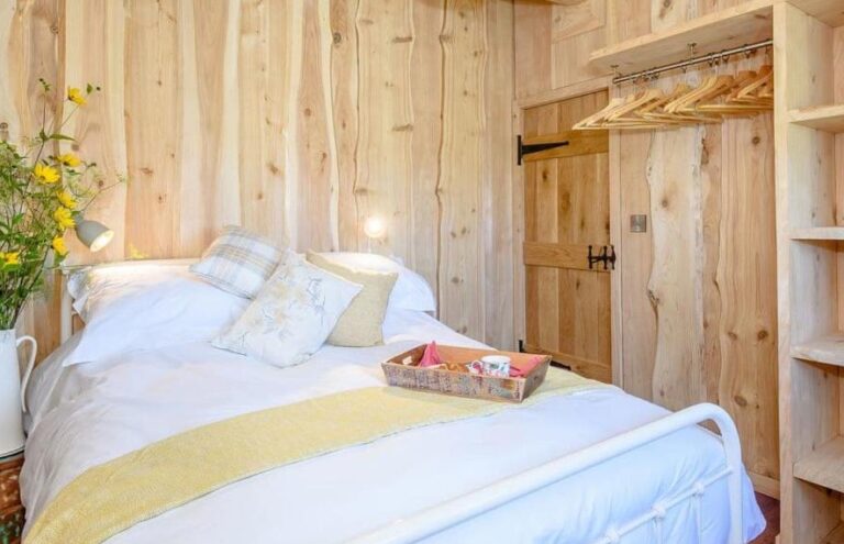 charming cabins and lodges with hot tub in Peak District
