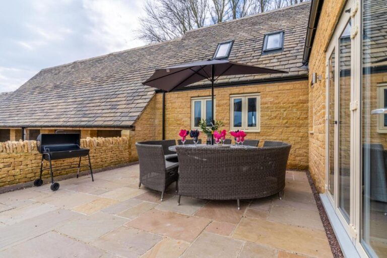 charming lodge in Cotswold with hot tub 2