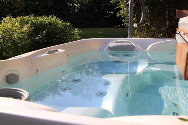 charming lodge in Norfolk with private hot tub 4