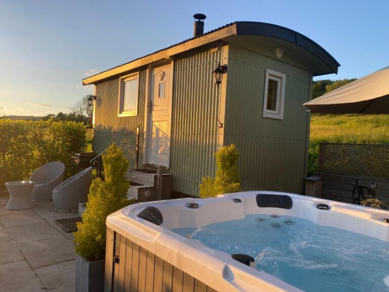 charming lodges and cabins with hot tub in Derbyshire