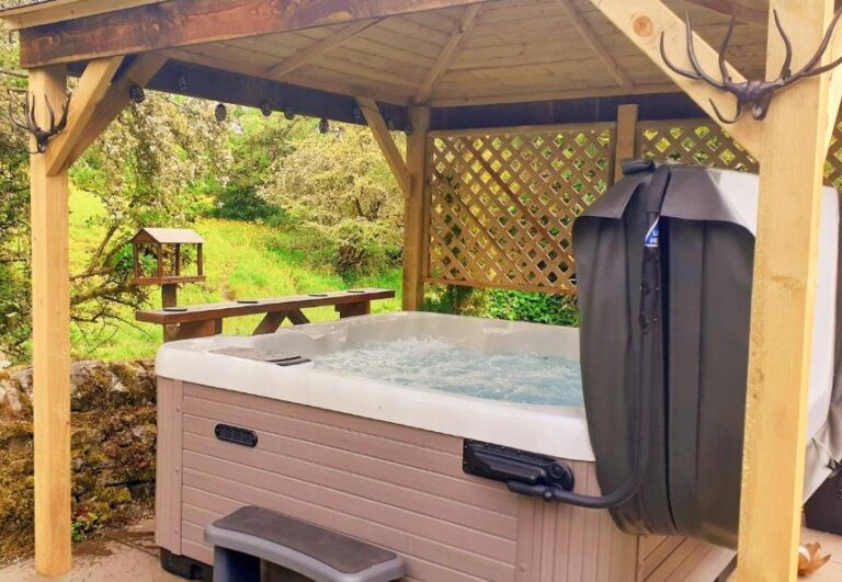 charming lodges with hot tub in Peak District 3