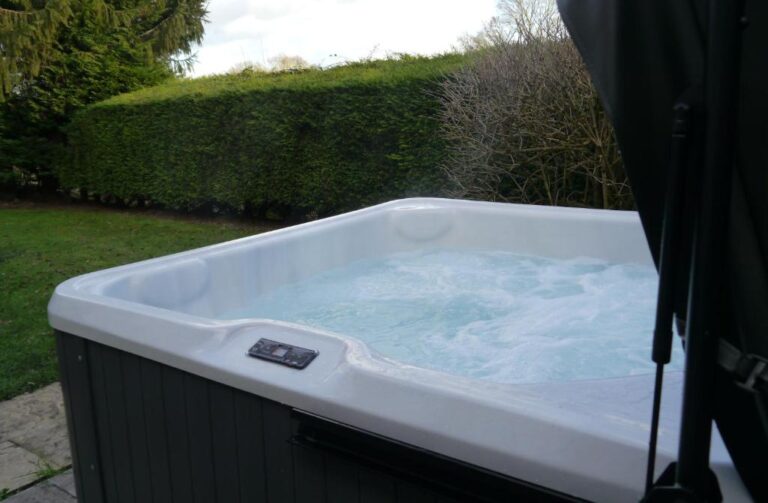 cottages with hot tub in Cotswold