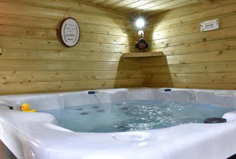 cozy and charming lodges with hot tub in the heart of England