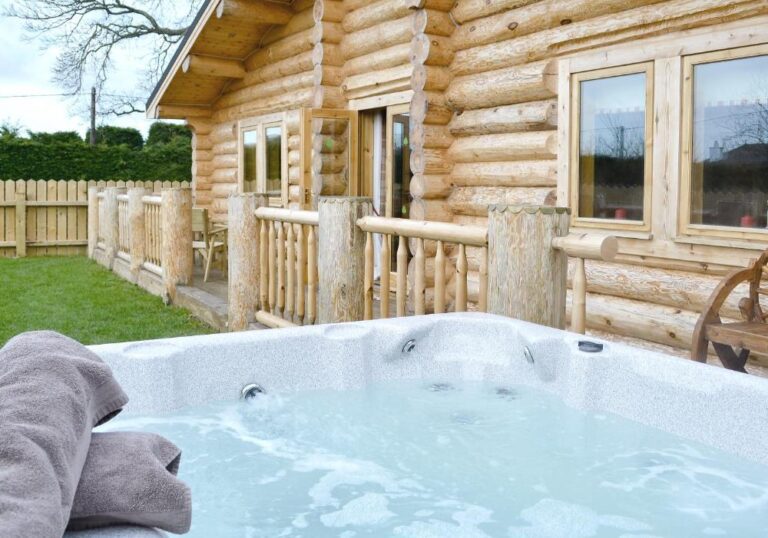 cozy cabin in North of Wales with private hot tub 2