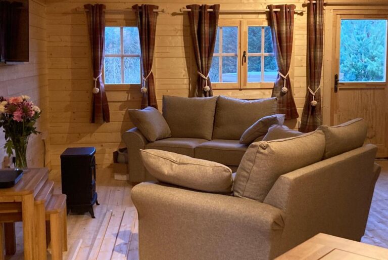 cozy cabin near Glasgow with private hot tub