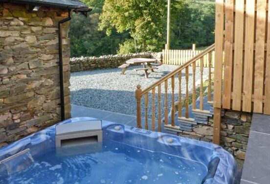 cozy cottage in Lake District with private hot tub