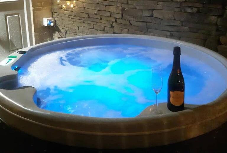 cozy cottages with hot tub in Cotswold 4
