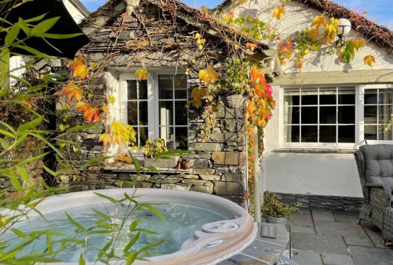 cozy lodges with hot tub in North of England 4
