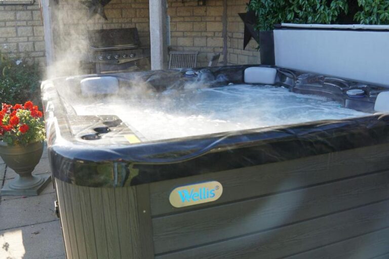 holiday home in Cotswold with private hot tub 4