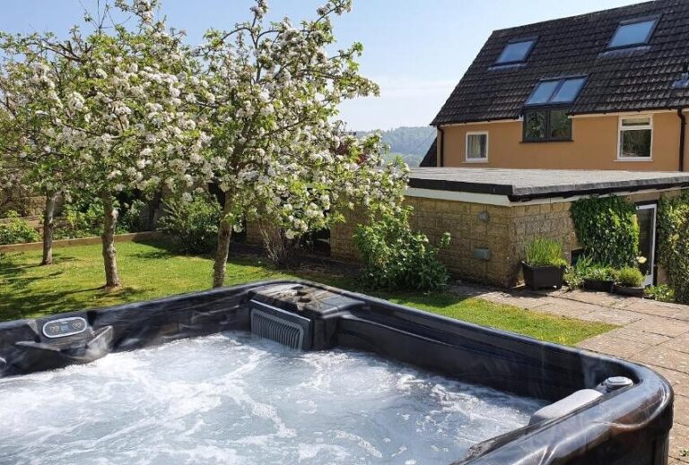 holiday home in Cotswold with private hot tub 5