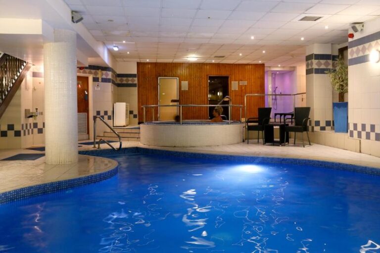 hotel near Manchester with hot tub in room 2