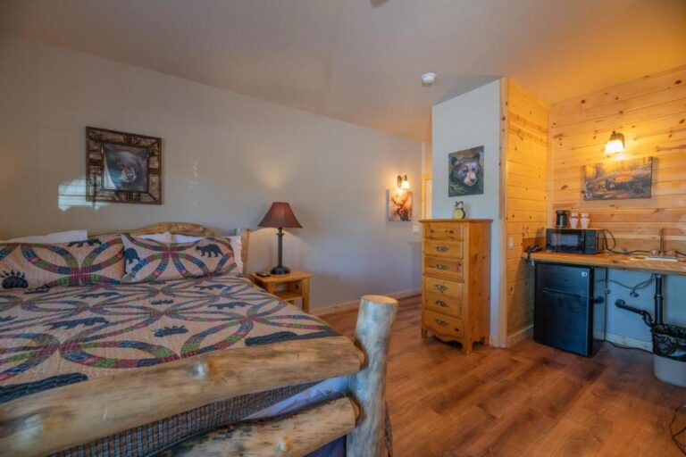hotels in Big Bear Lake with hot tub in room 2
