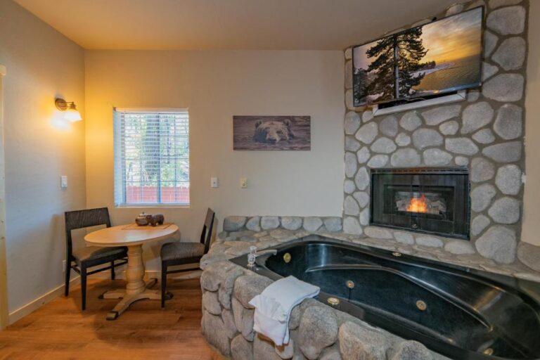 hotels in Big Bear Lake with hot tub in room 3