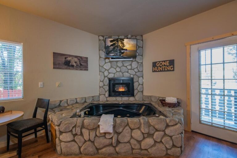 hotels in Big Bear Lake with hot tub in room 4