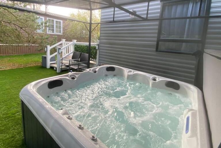 lodges and cabins in Northumberland with hot tub