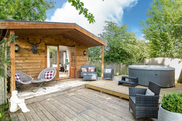 lodges and cabins with hot tub near Costwold