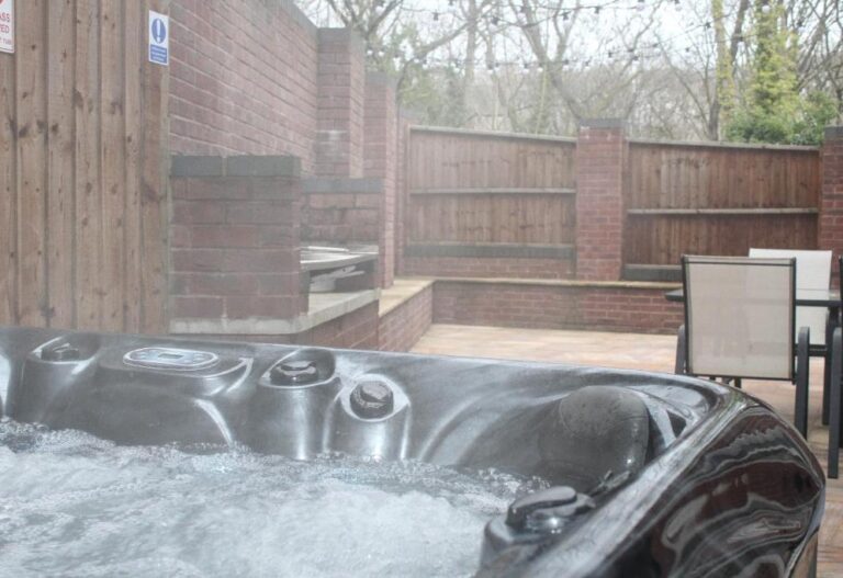 lodges in North of Wales with hot tub 4