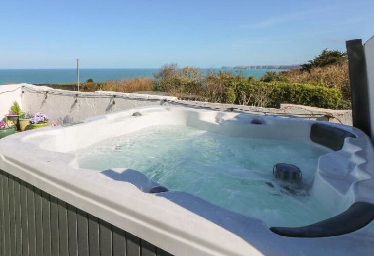 lodges in South West England with hot tub 4