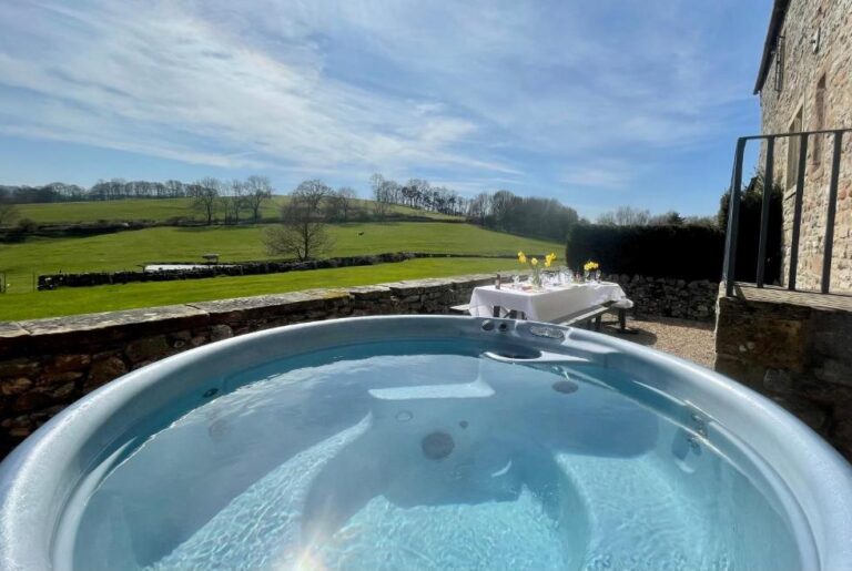 lodges with hot tub in Derbyshire