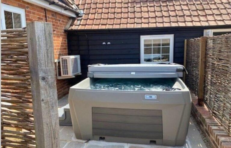 lodges with hot tub in Essex 4