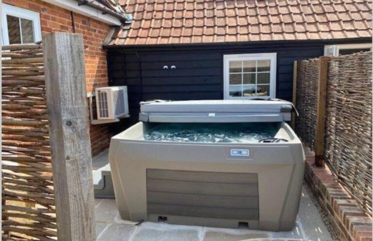 lodges with hot tub in Essex