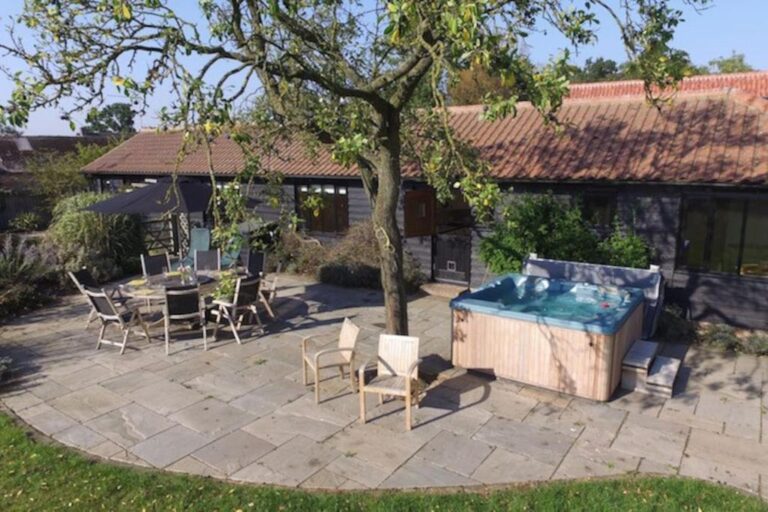 lodges with hot tub in Suffolk