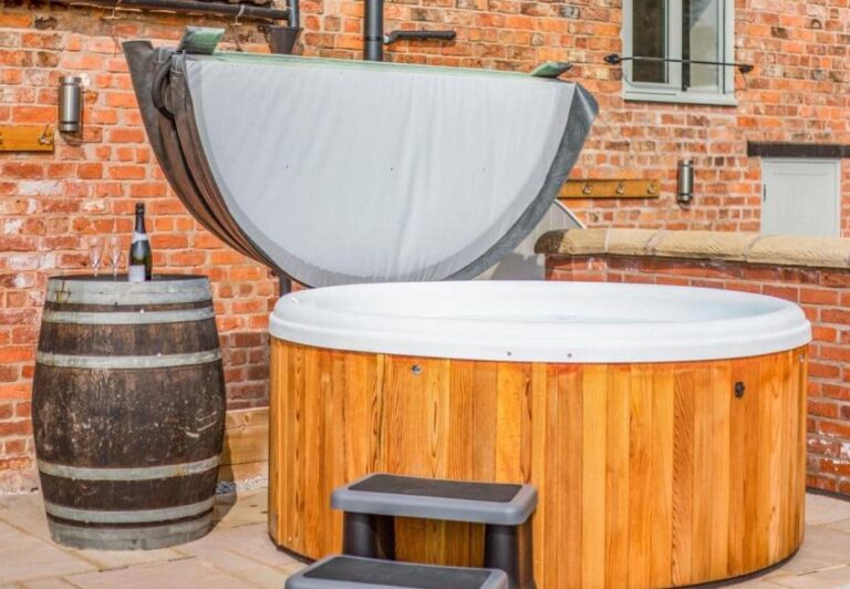 lodges with private hot tub in Peak District 3