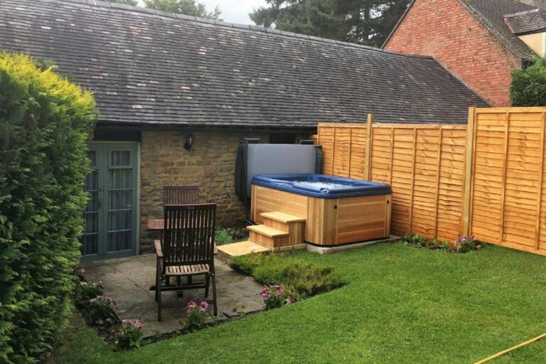 lovely cabins and lodges in Cotswold with hot tub
