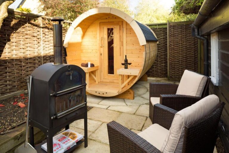 lovely cabins and lodges with private hot tub in Suffolk 4
