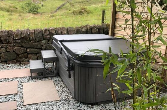lovely lodge with hot tub in Peak District 3
