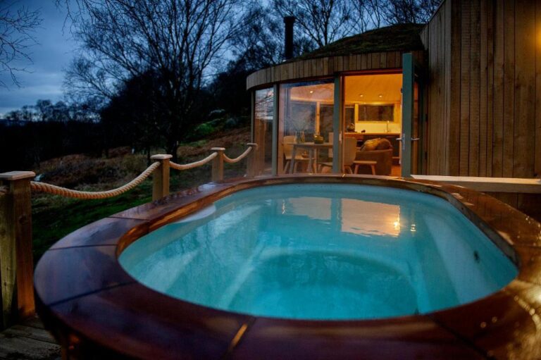 luxury cabin in Glasgow with hot tub