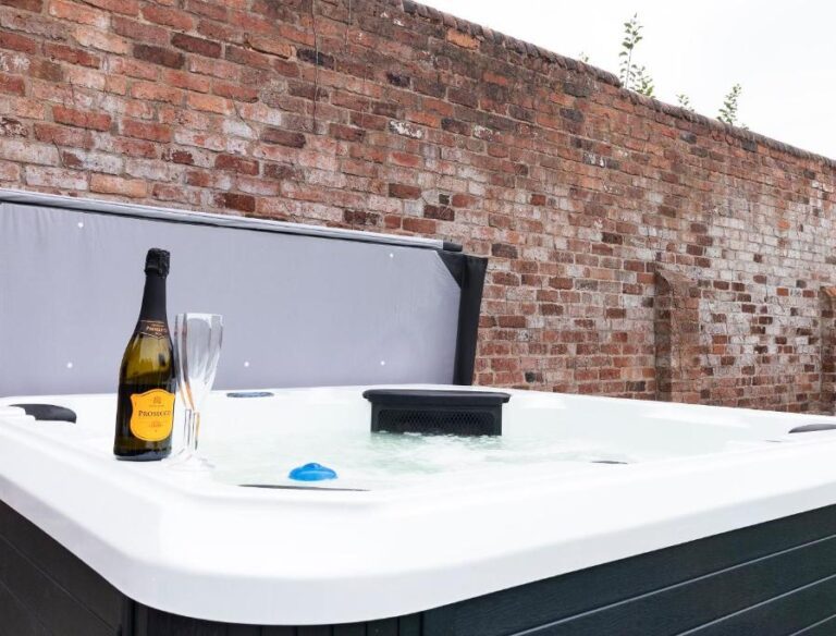 luxury lodge in Derbyshire with private hot tub 3