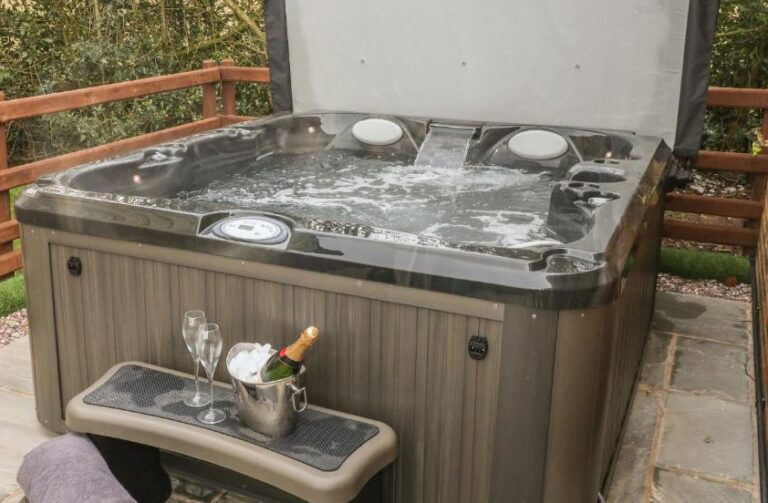 luxury lodge in Peak District with private hot tub 4