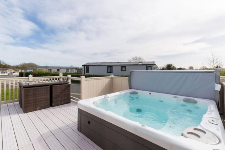 luxury lodges with hot tub in Cotswold