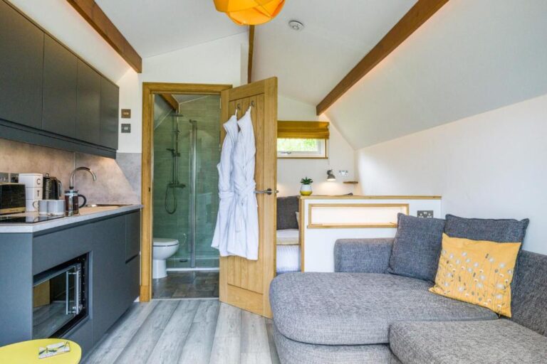 luxury lodges with hot tub in Loch Lomond 4