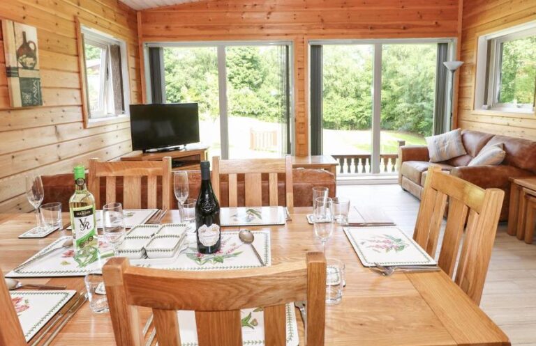 luxury lodges with hot tub in Peak District
