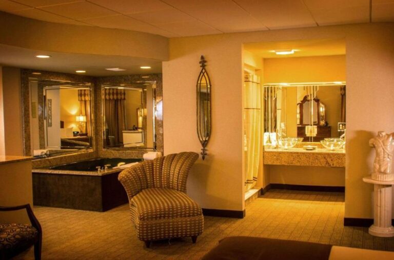 romantic hotels in upstate New York with bathtub in room 3