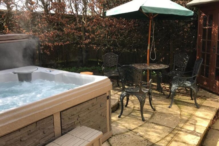 romantic lodges in heart of England with hot tub