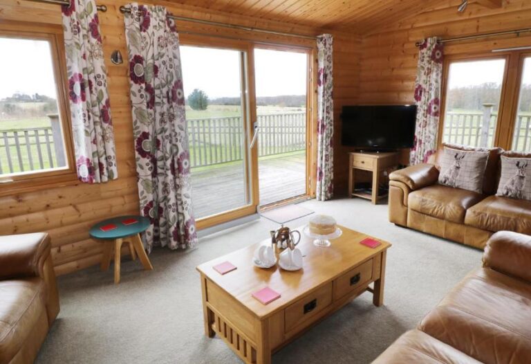 romantic lodges with hot tub in the heart of England 2