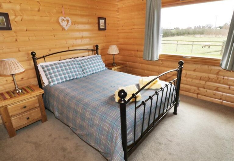 romantic lodges with hot tub in the heart of England 3