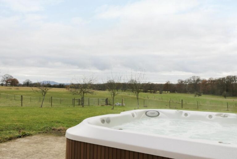 romantic lodges with hot tub in the heart of England 4