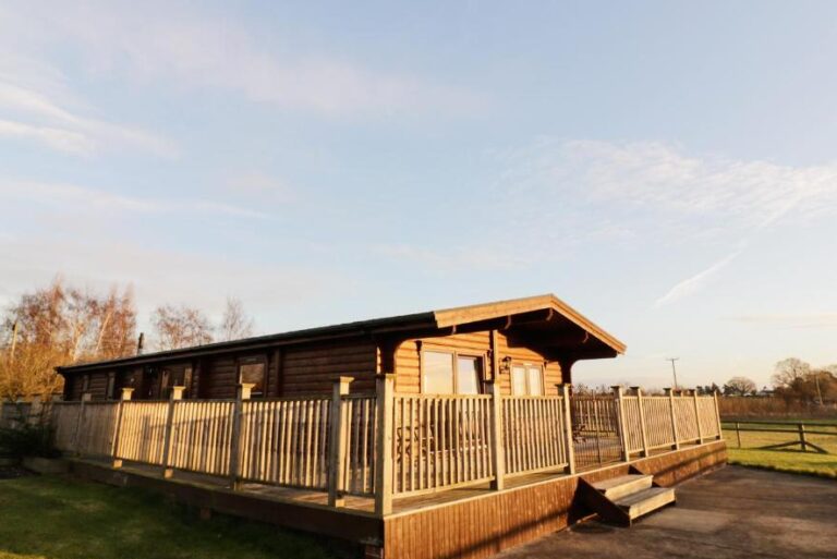 romantic lodges with hot tub in the heart of England