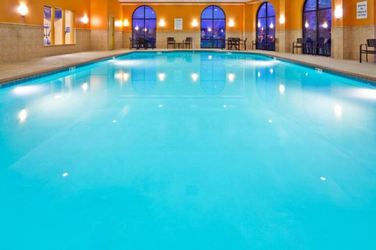 Holiday Inn Express Nashville-Opryland pool