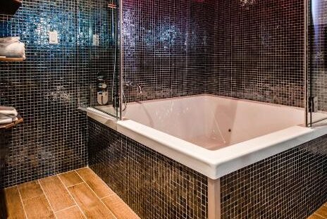 accommodations in Montreal for couples with hot tub 2
