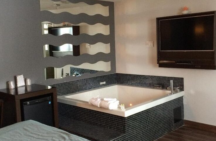 accommodations in Montreal for couples with hot tub 4