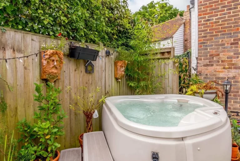 beautiful cottage with hot tub in Kent 2